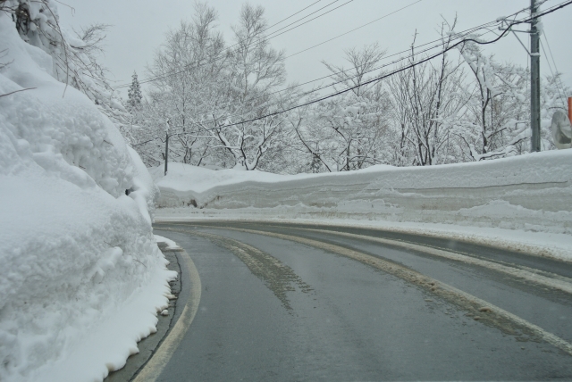 雪の道路の写真